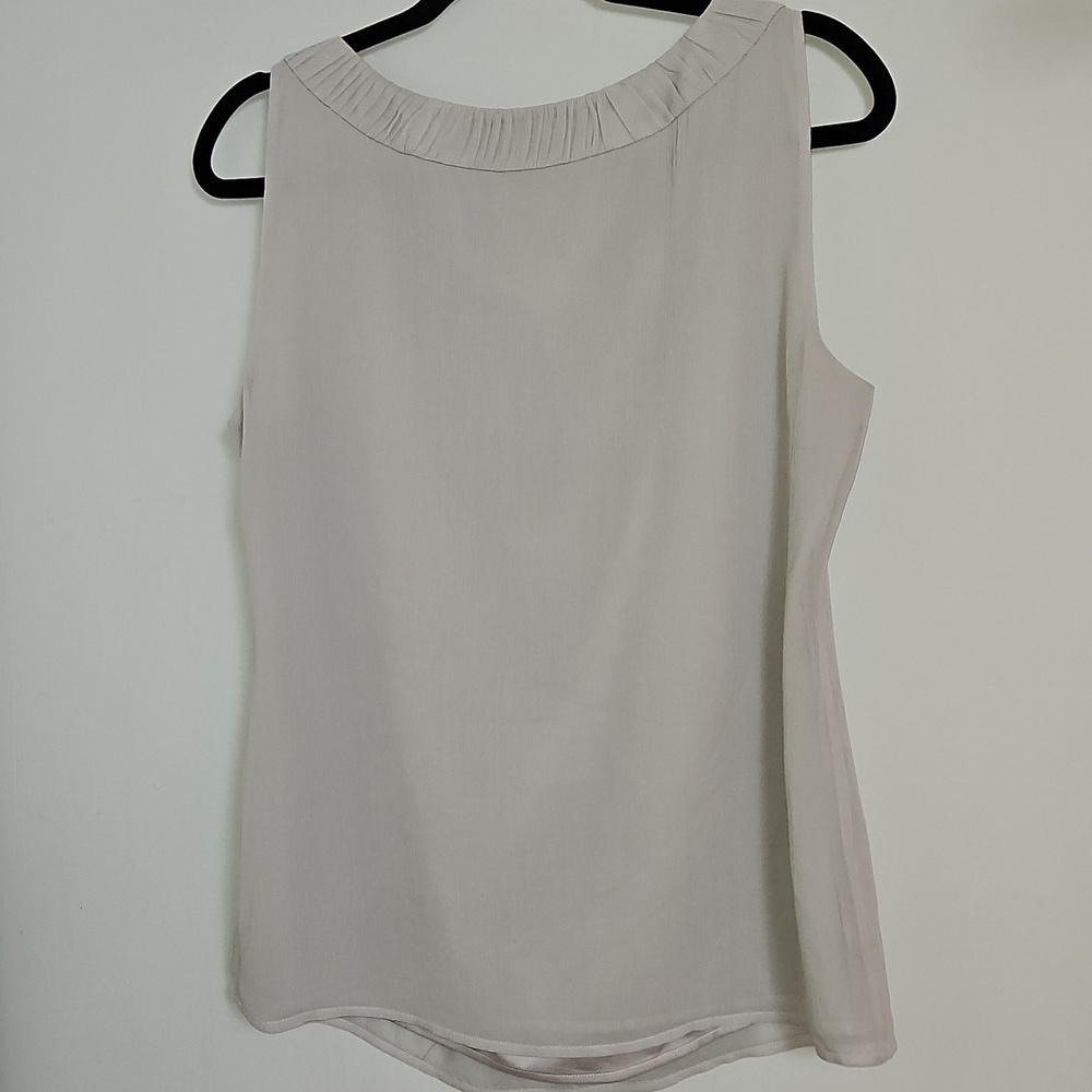 St. John Silk Sleeveless Pleated Scoop Neck Tank Top Limestone Gray Size 10 - Picture 9 of 11